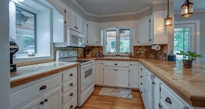 The Regatta-Waterfront Gem with Breathtaking Views & Guest House