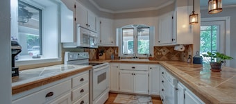 The Regatta-Waterfront Gem with Breathtaking Views & Guest House