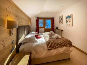 5 bedrooms, desk, iron/ironing board, travel cot