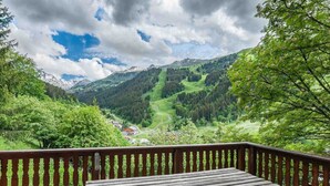 A wooden deck with a bench overlooking a mountainous landscape. - Chalet ski in / out avec vue, emplacement fabuleux (Meribel Les Allues)