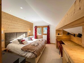 5 chambres, bureau, fer et planche à repasser, lit parapluie