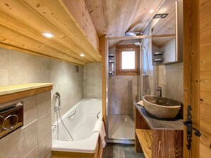 Baignoire, sèche-cheveux