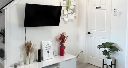 Spacious guest house with private entrance . Your Own Parking Spot