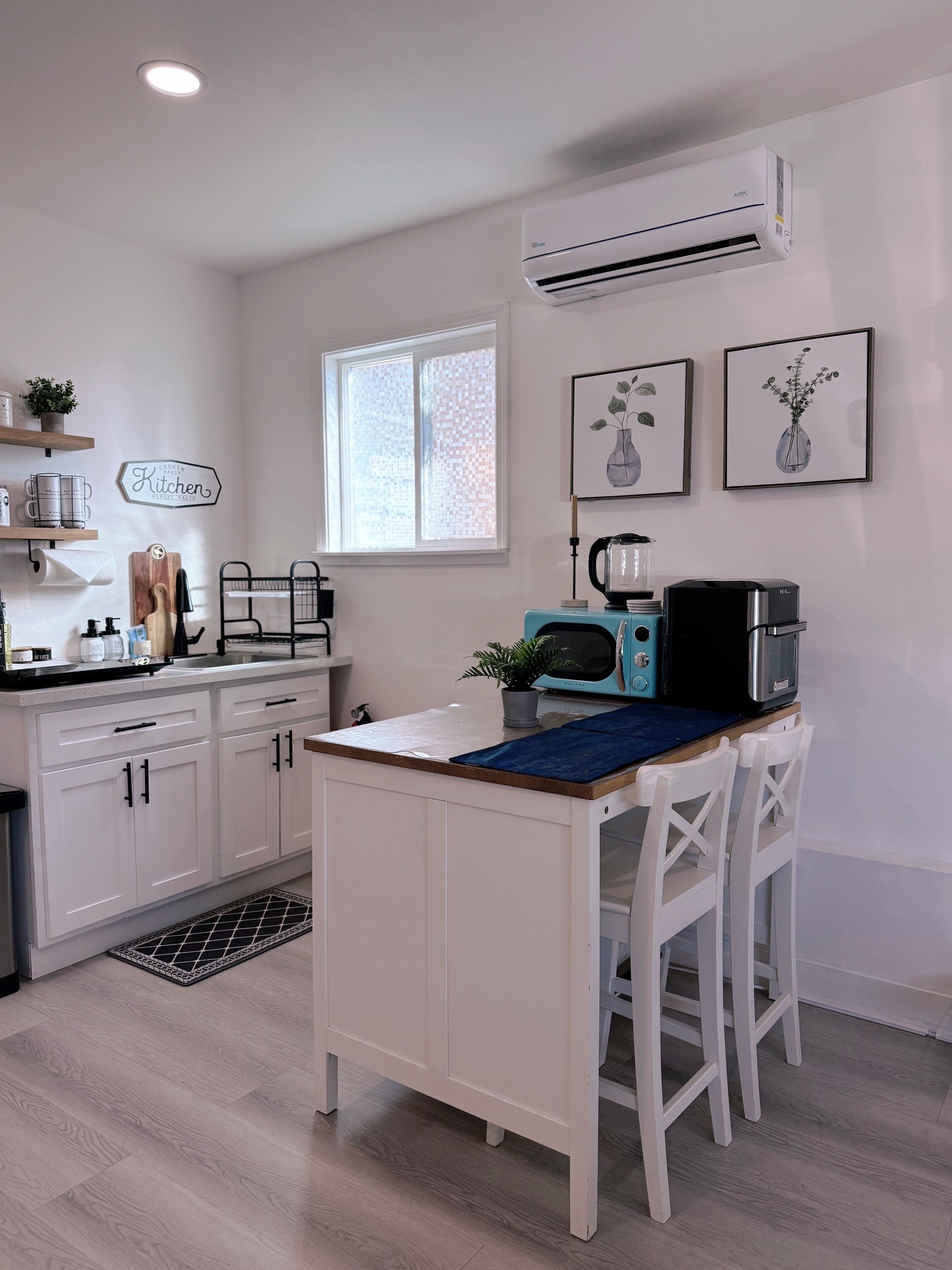 Réfrigérateur, micro-ondes, plaque de cuisson, bouilloire électrique