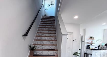 Spacious guest house with private entrance . Your Own Parking Spot