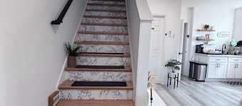 Spacious guest house with private entrance . Your Own Parking Spot