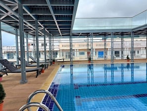 Una piscina al aire libre
