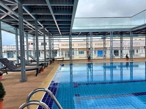 Una piscina al aire libre