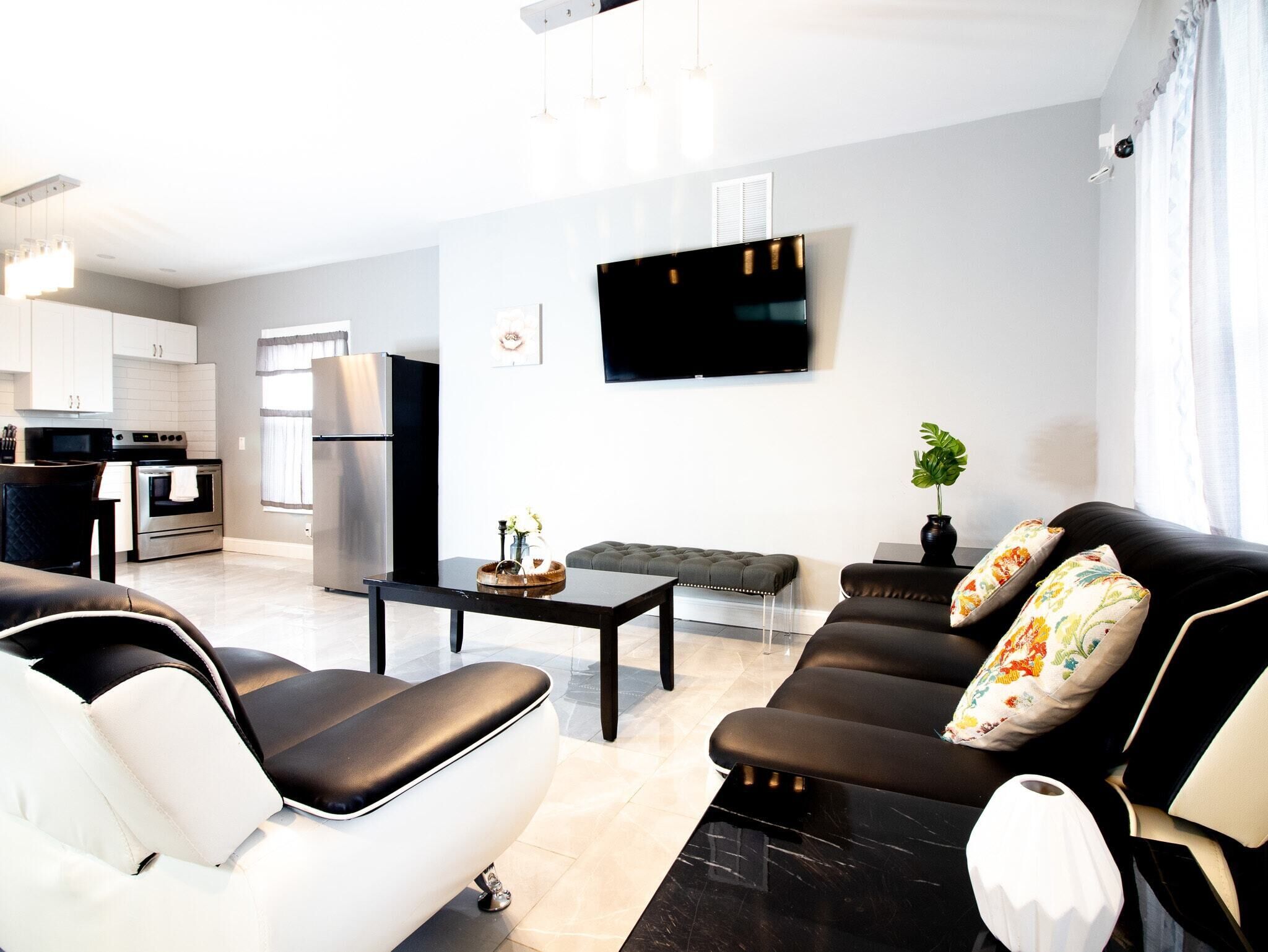 The Prospect Point-4BR, 1.5 Bath , Minutes From Falls & Casino on the US side. 
