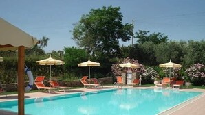 A rectangular swimming pool with lounge chairs and umbrellas. - Hotel Sabatino (Follonica)