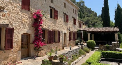 Authentic Mas in the middle of a magnificent property. Impressive view.