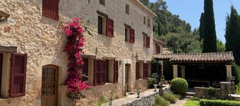 Authentic Mas in the middle of a magnificent property. Impressive view.