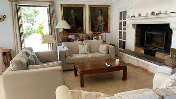 Smart-tv, een open haard, boeken en een kantoor