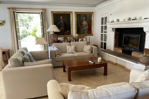 Smart-tv, pejs, bøger, kontorer