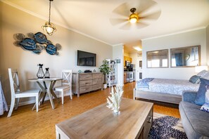 Interior - DISCOUNT Sept/Oct/Nov/Dec - Oceanfront Studio! (Lahaina)