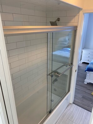 Dusche, Handtücher, Toilettenpapier