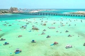 Beach nearby, sun-loungers, beach towels