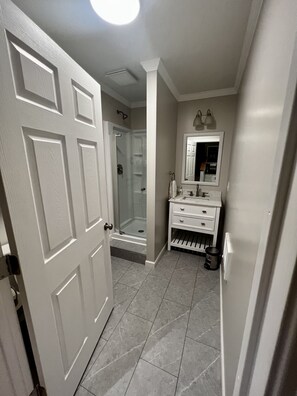 Bathtub, jetted tub, hair dryer, towels