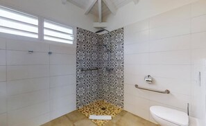 Bathtub, hair dryer, towels - Maison Sugar Cane - 1 Bedroom|Panoramic Views & Infinity Pool (Sainte-Rose)