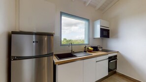 Refrigerador, microondas, horno y parrilla de estufa