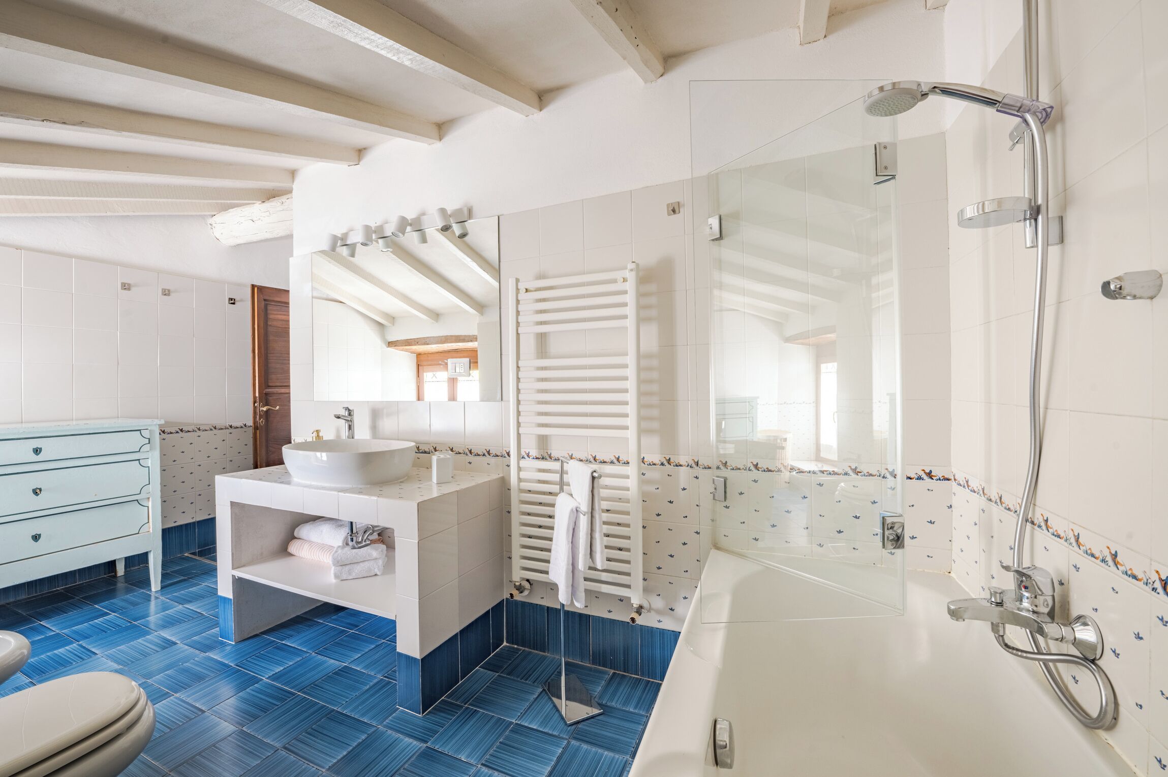 Bathtub, hair dryer, bidet, towels