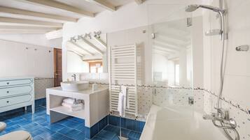 Bathtub, hair dryer, bidet, towels