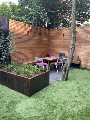 Outdoor dining - Canal house (Amsterdam)