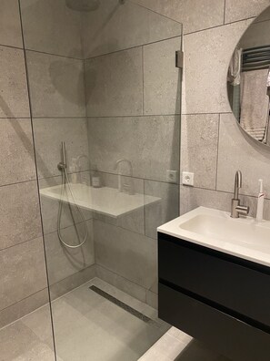 Haartrockner, Handtücher, Seife, Toilettenpapier