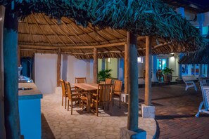 Outdoor dining - Private luxury villa with sea views in Palm Beach! (NOORD)