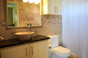 Douche, sèche-cheveux, serviettes fournies, savon