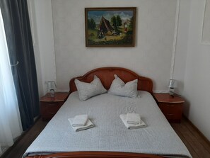 1 bedroom, desk, iron/ironing board, free WiFi - Comfort Double Room near Shopping Center (Oradea)