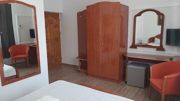 1 slaapkamer, een bureau, een strijkplank/strijkijzer, gratis wifi