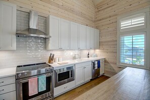 Kylskåp, mikrovågsugn, spishäll och diskmaskin