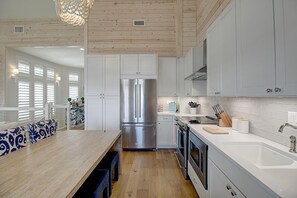 Fridge, microwave, stovetop, dishwasher - Enjoy Luxe Beachside Living@Cinnamon Shore Townhome w/ Great Amenities! (Port Aransas)