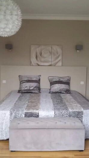 3 عدّة غرف نوم ومكتب وواي فاي مجانًا وملاءات أسرّة