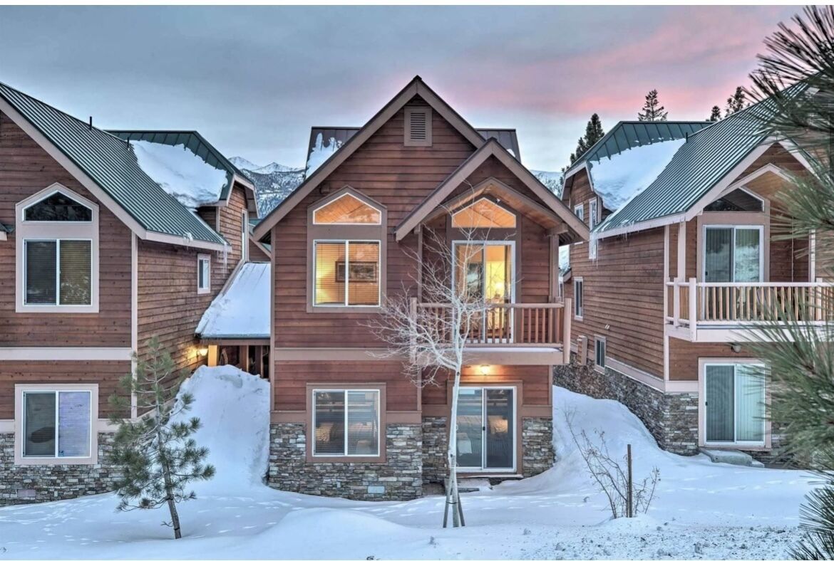 3 Bedroom townhome and loft with Queen bed, sleeps 10!