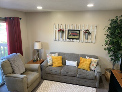 Country apartment less than a hour to Cleveland, Akron, Mohican & Amish Country!