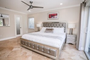 5 Schlafzimmer, Schreibtisch, Bügeleisen/Bügelbrett, Reisekinderbett