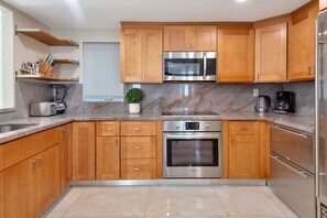 Frigorifero, microonde, forno, piano cottura