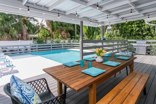 Luxury 5BR Villa Heated Pool & Entertainment Room