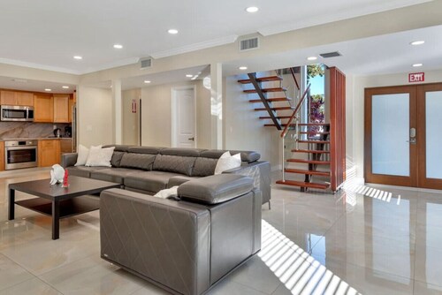 Luxury 5BR Villa Heated Pool & Entertainment Room