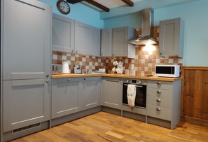 Fridge, microwave, oven, stovetop - Black Sheep Hotels Cabins - The Bothy (Inverness)