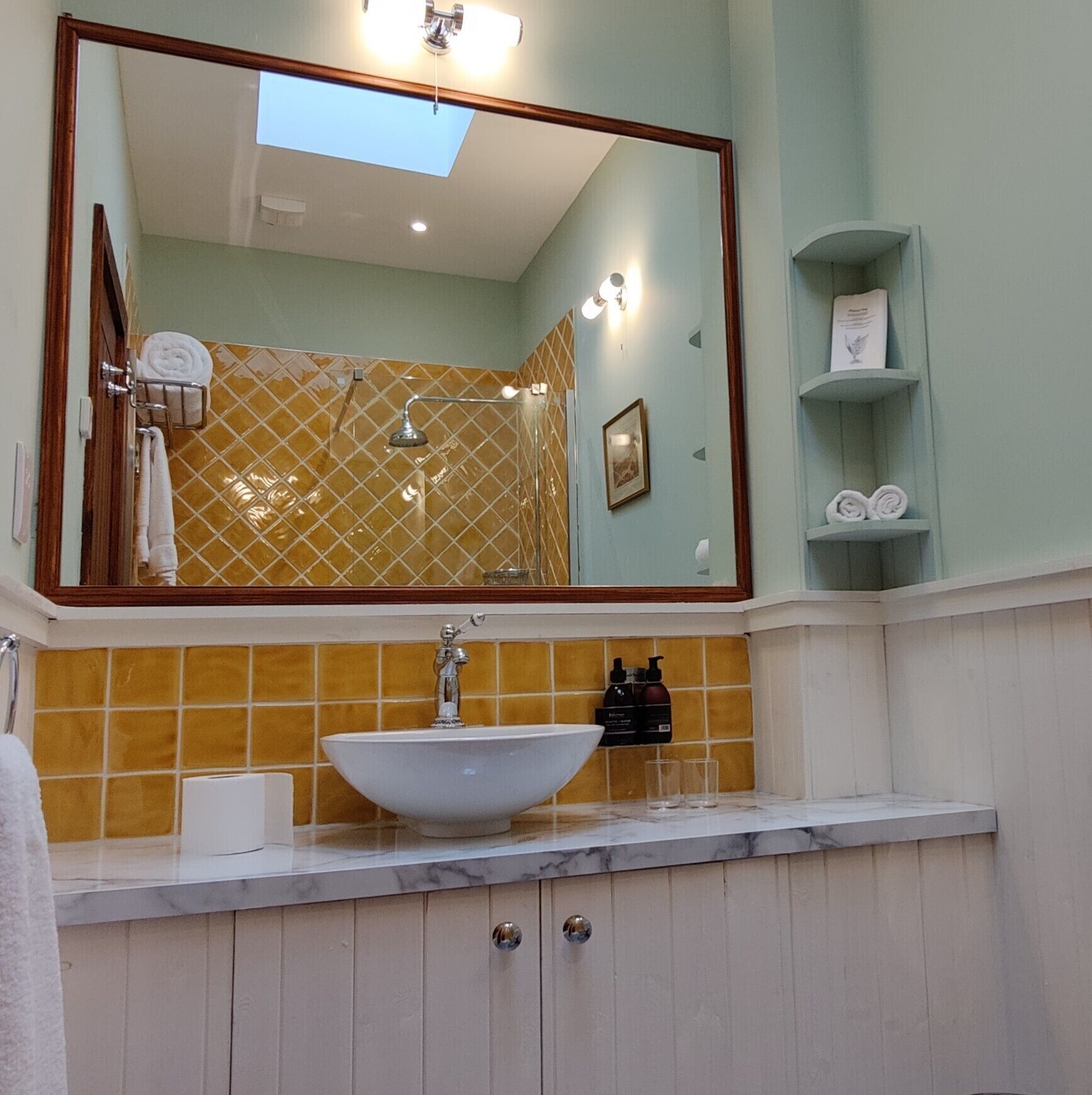 Combinazione doccia/vasca, asciugacapelli, asciugamani, sapone