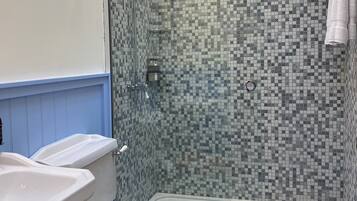 Ducha, secador de pelo, toallas, jabón