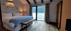 2 chambres, coffres-forts dans les chambres, fer et planche à repasser