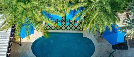 室外游泳池,提供泳池遮陽傘和日光浴躺椅