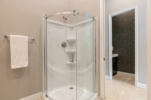 Villa de lujo, varias habitaciones, alberca privada, vista al jardín | Baño | Amenidades de baño de diseñador, secadora de cabello, jabón, shampoo 