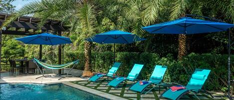 Piscine extérieure, parasols de plage, chaises longues