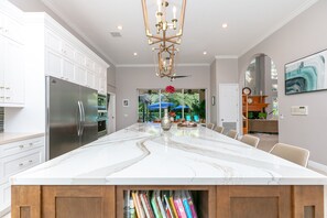 Villa de lujo, varias habitaciones, alberca privada, vista al jardín | Cocina privada | Refrigerador, microondas, horno y parrilla de estufa 