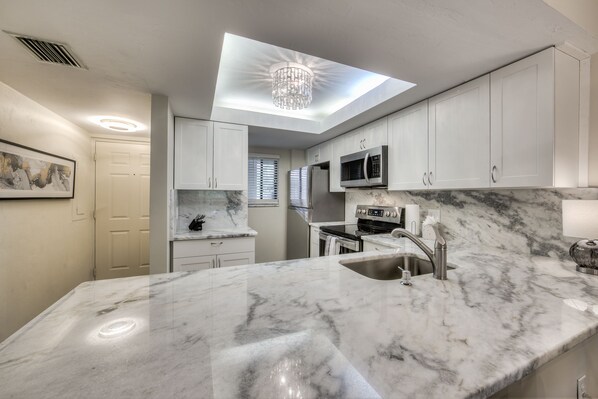 Full-size fridge, microwave, oven, stovetop